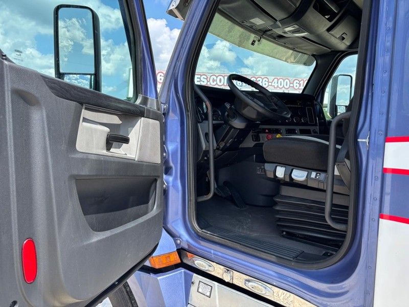 Freightliner CASCADIA Vehicle Full-screen Gallery Image 09