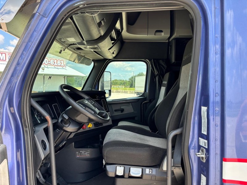 Freightliner CASCADIA Vehicle Full-screen Gallery Image 10