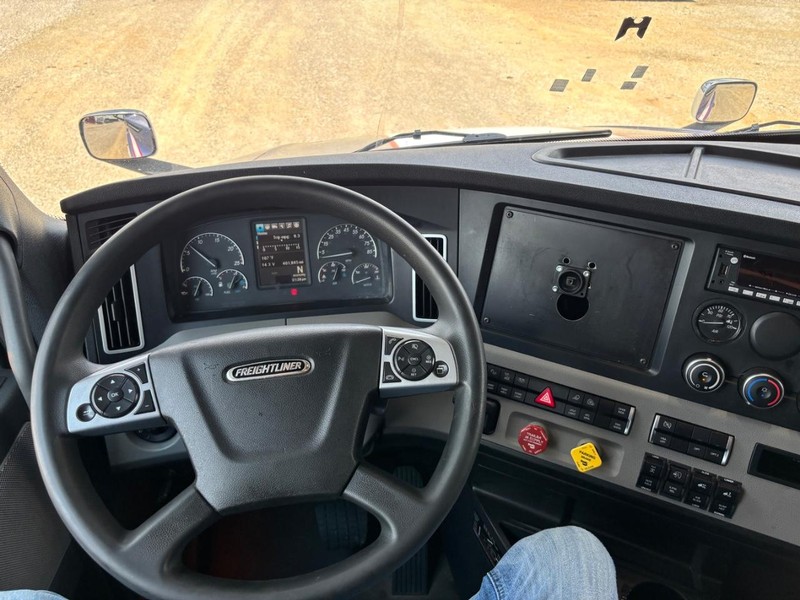 Freightliner CASCADIA Vehicle Full-screen Gallery Image 11