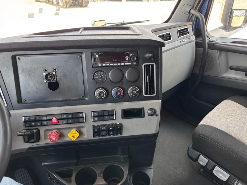 Freightliner CASCADIA Vehicle Full-screen Gallery Image 13