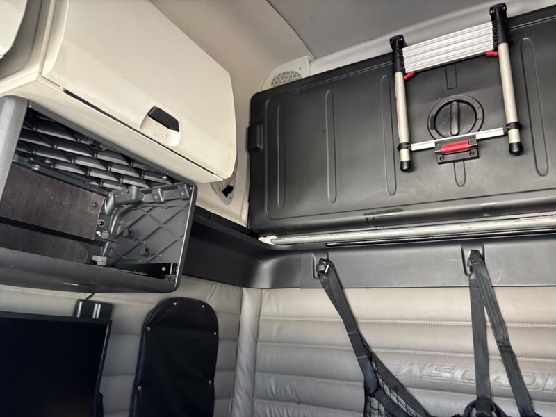 Freightliner CASCADIA Vehicle Full-screen Gallery Image 15