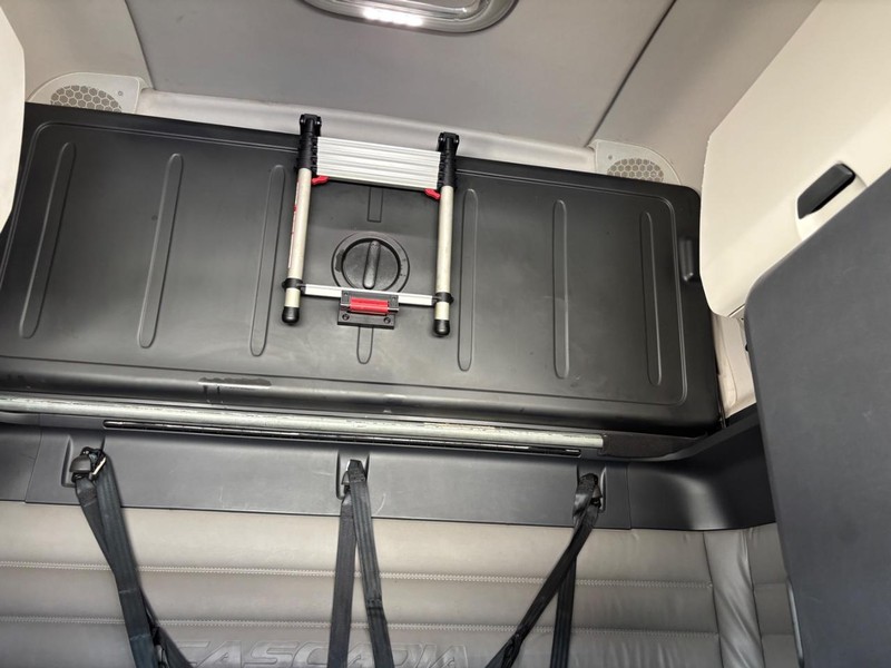 Freightliner CASCADIA Vehicle Full-screen Gallery Image 17