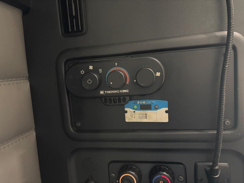 Freightliner CASCADIA Vehicle Full-screen Gallery Image 18