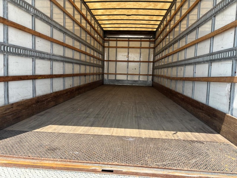 Freightliner BUSINESS M106 Vehicle Full-screen Gallery Image 10