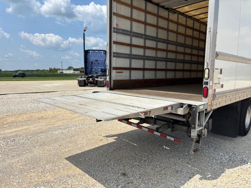 Freightliner BUSINESS M106 Vehicle Full-screen Gallery Image 13