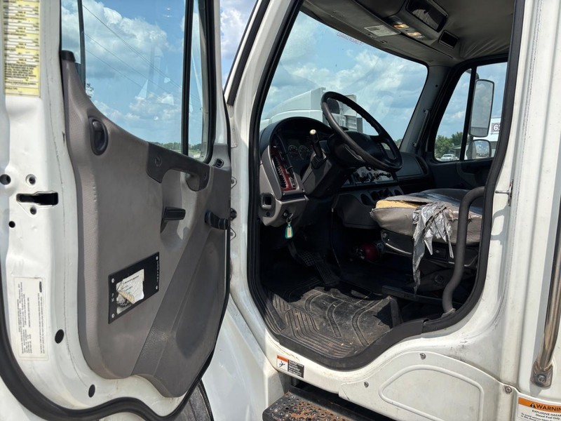 Freightliner BUSINESS M106 Vehicle Full-screen Gallery Image 14