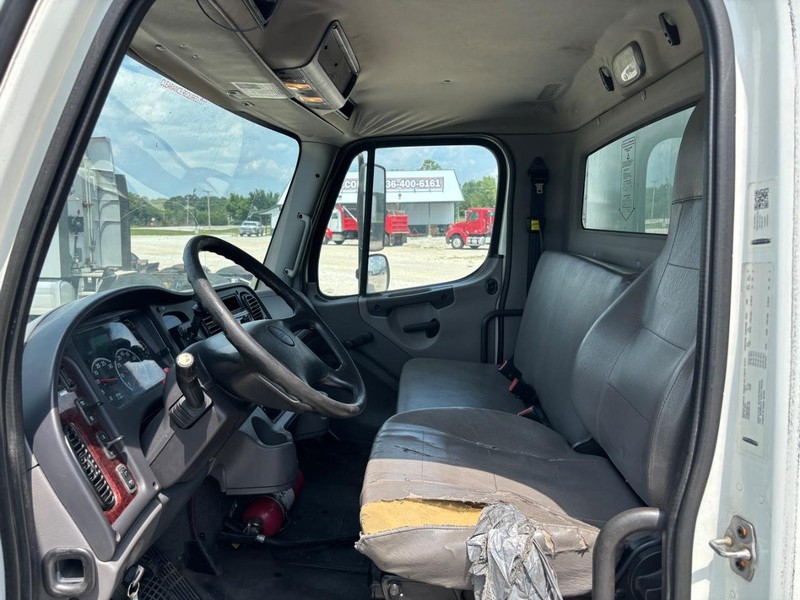 Freightliner BUSINESS M106 Vehicle Full-screen Gallery Image 15