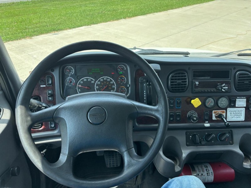 Freightliner BUSINESS M106 Vehicle Full-screen Gallery Image 16
