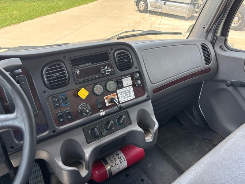 Freightliner BUSINESS M106 Vehicle Full-screen Gallery Image 18