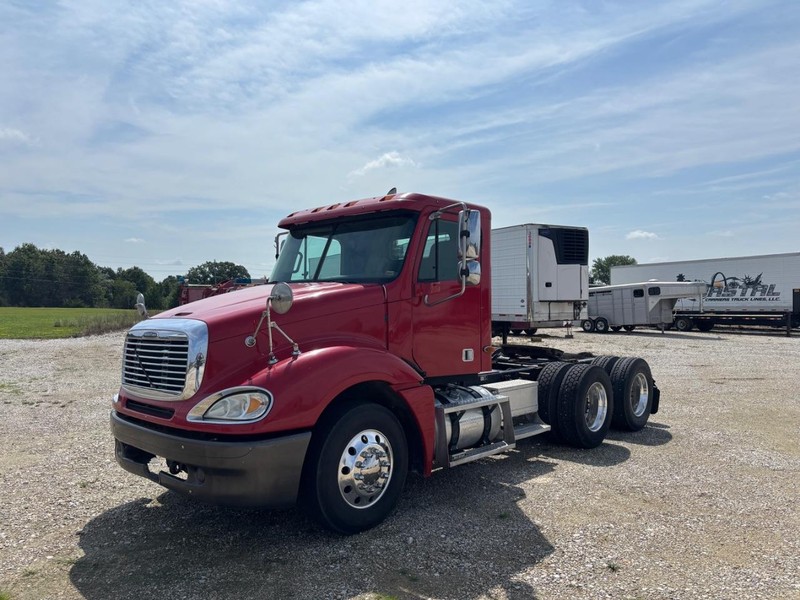 Freightliner COLUMBIA Vehicle Full-screen Gallery Image 02
