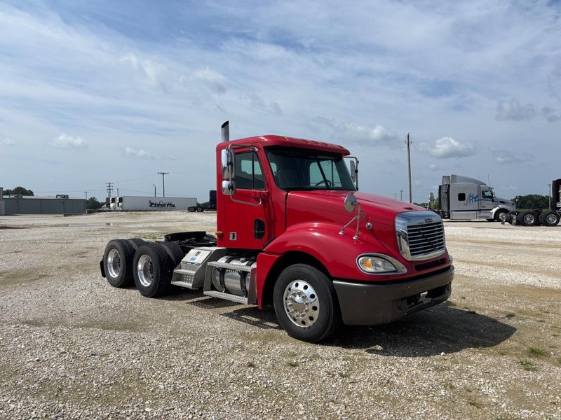 Freightliner COLUMBIA Vehicle Full-screen Gallery Image 03