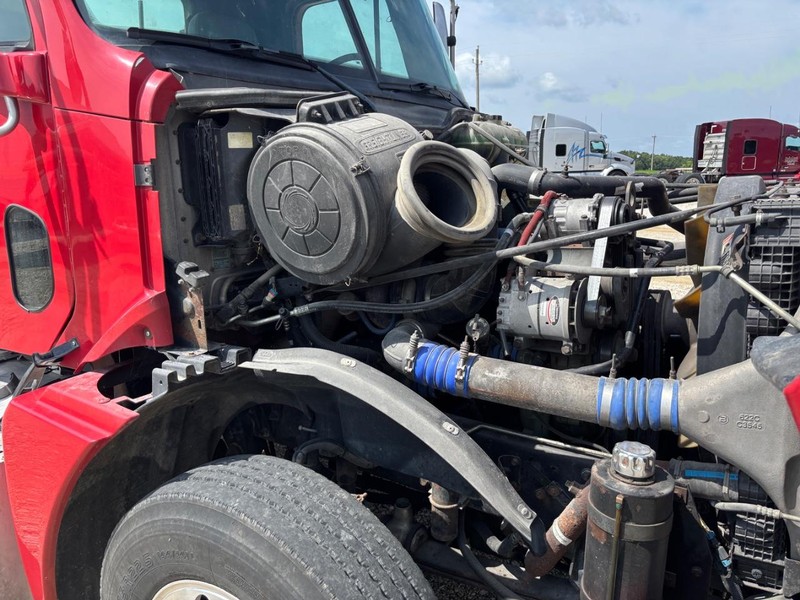 Freightliner COLUMBIA Vehicle Full-screen Gallery Image 10