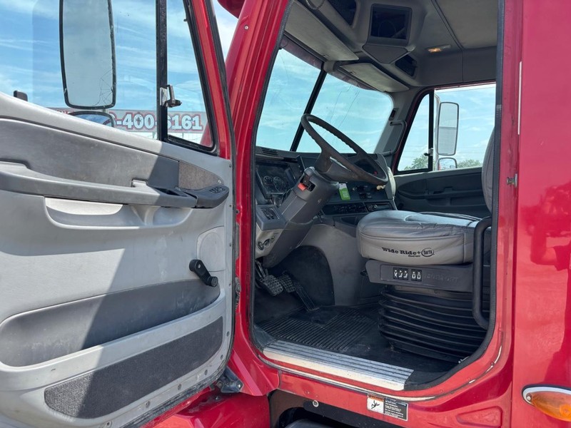 Freightliner COLUMBIA Vehicle Full-screen Gallery Image 11
