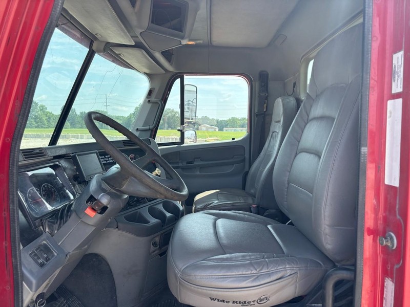 Freightliner COLUMBIA Vehicle Full-screen Gallery Image 12