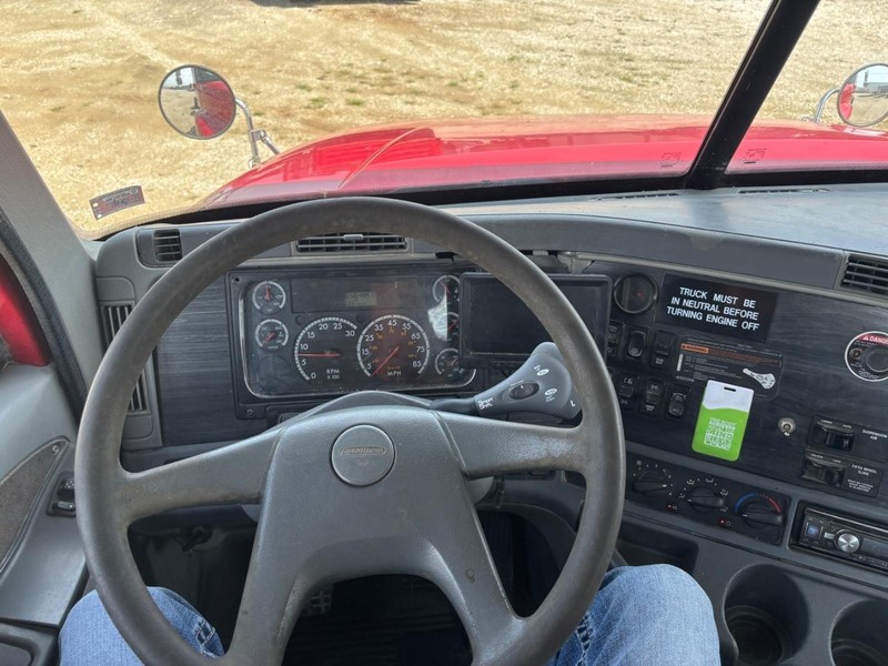 Freightliner COLUMBIA Vehicle Full-screen Gallery Image 13