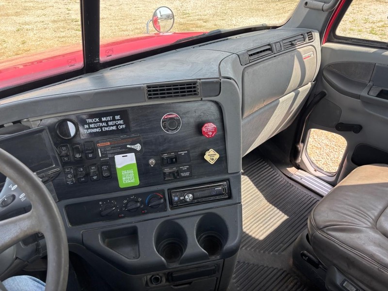 Freightliner COLUMBIA Vehicle Full-screen Gallery Image 15