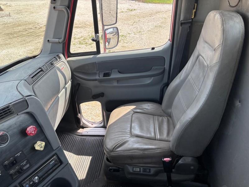 Freightliner COLUMBIA Vehicle Full-screen Gallery Image 16