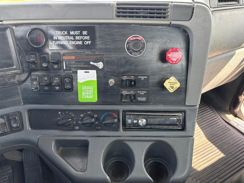 Freightliner COLUMBIA Vehicle Full-screen Gallery Image 17