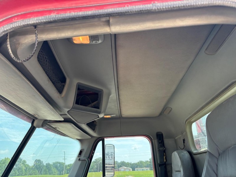 Freightliner COLUMBIA Vehicle Full-screen Gallery Image 18