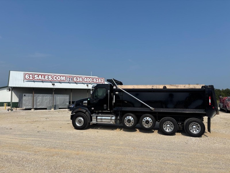 Western Star 47X Vehicle Full-screen Gallery Image 01