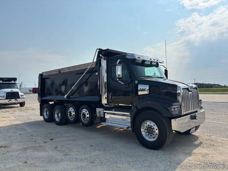 Western Star 47X Vehicle Full-screen Gallery Image 03