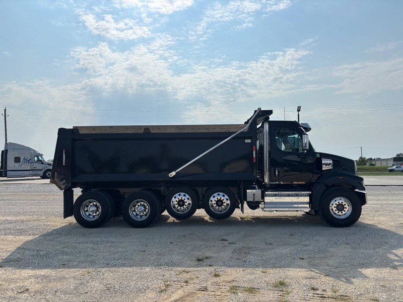 Western Star 47X Vehicle Full-screen Gallery Image 04