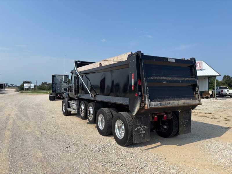 Western Star 47X Vehicle Full-screen Gallery Image 05