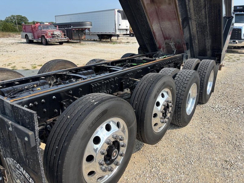 Western Star 47X Vehicle Full-screen Gallery Image 07