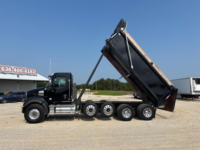 Western Star 47X Vehicle Full-screen Gallery Image 08