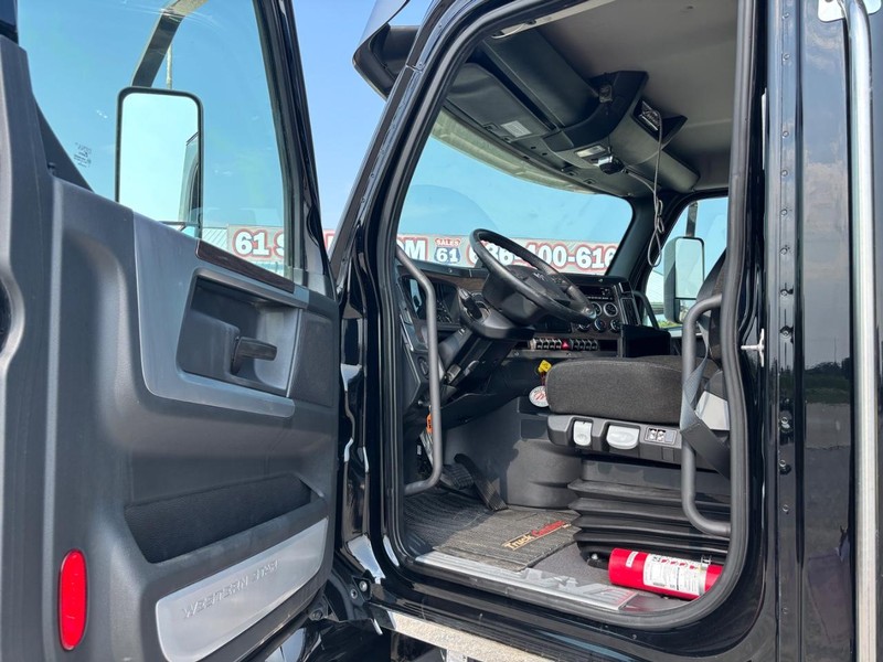 Western Star 47X Vehicle Full-screen Gallery Image 12