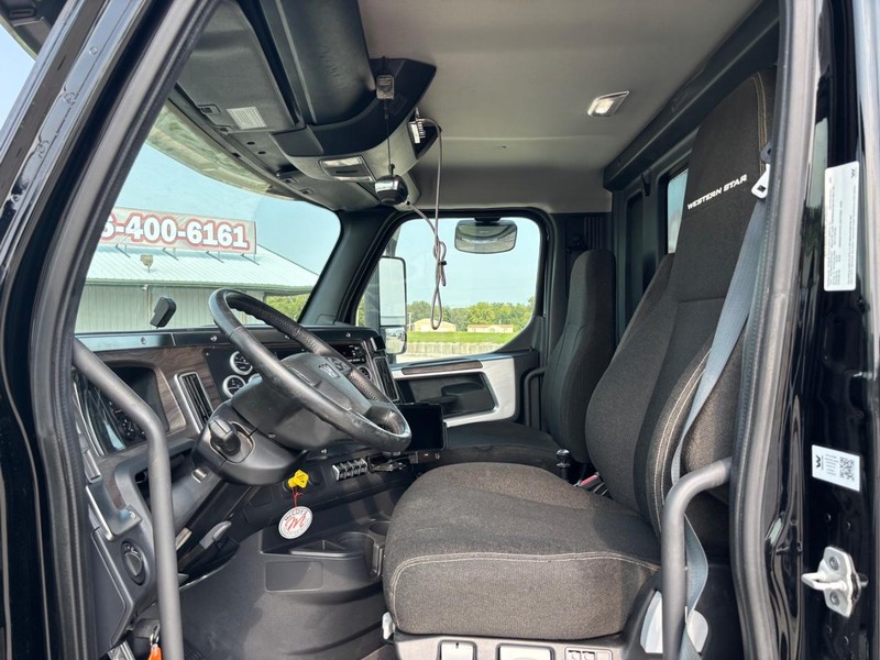 Western Star 47X Vehicle Full-screen Gallery Image 13