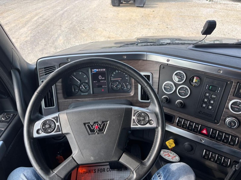 Western Star 47X Vehicle Full-screen Gallery Image 14