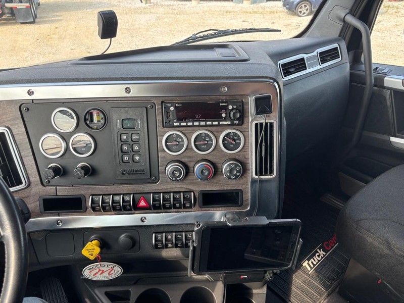 Western Star 47X Vehicle Full-screen Gallery Image 16