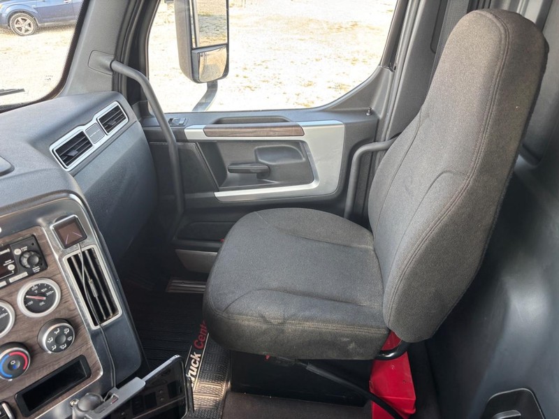 Western Star 47X Vehicle Full-screen Gallery Image 17