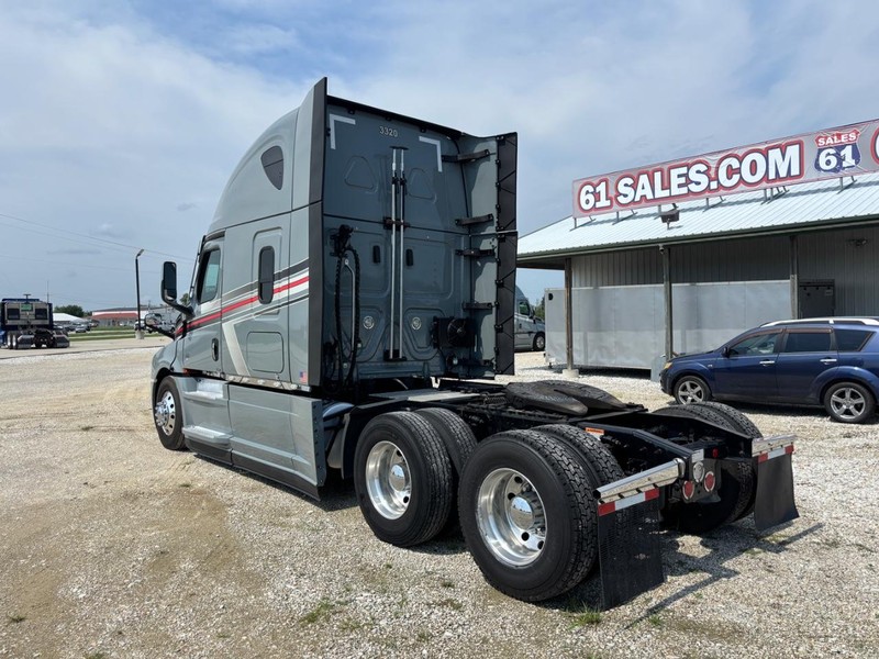 Freightliner CASCADIA Vehicle Full-screen Gallery Image 03