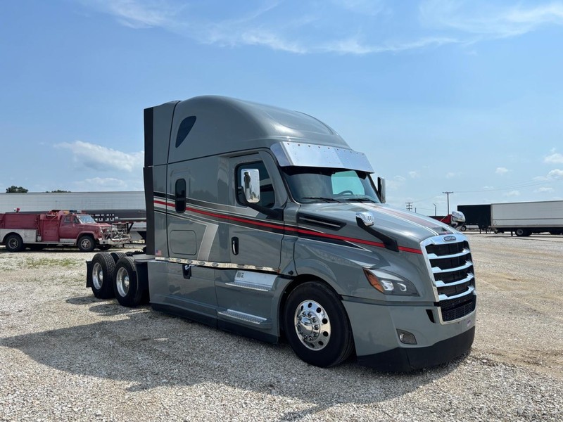Freightliner CASCADIA Vehicle Full-screen Gallery Image 04