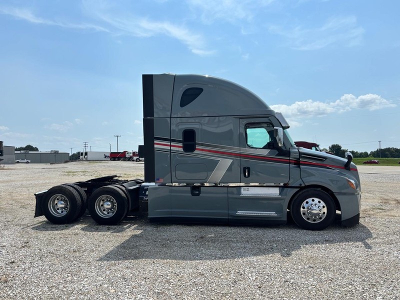 Freightliner CASCADIA Vehicle Full-screen Gallery Image 05