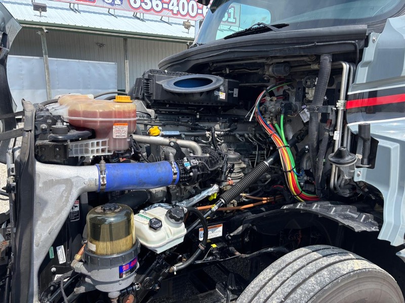 Freightliner CASCADIA Vehicle Full-screen Gallery Image 08