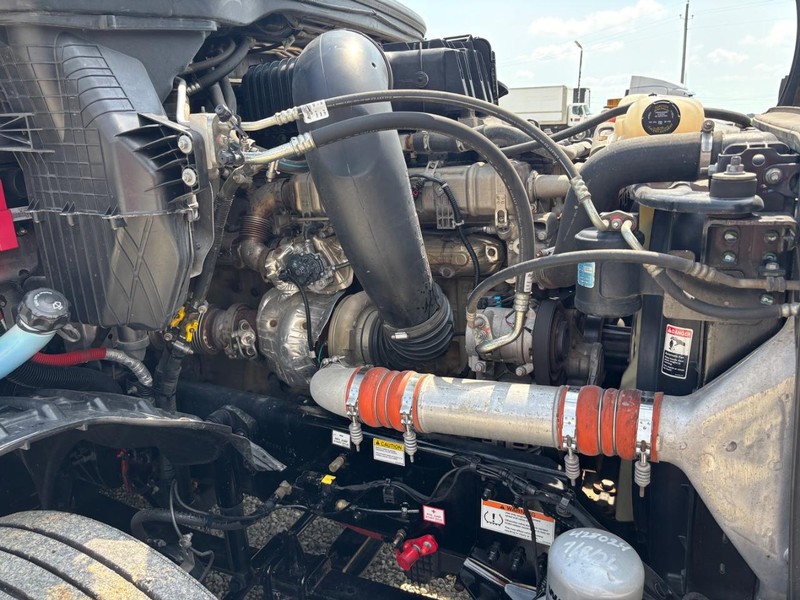 Freightliner CASCADIA Vehicle Full-screen Gallery Image 09