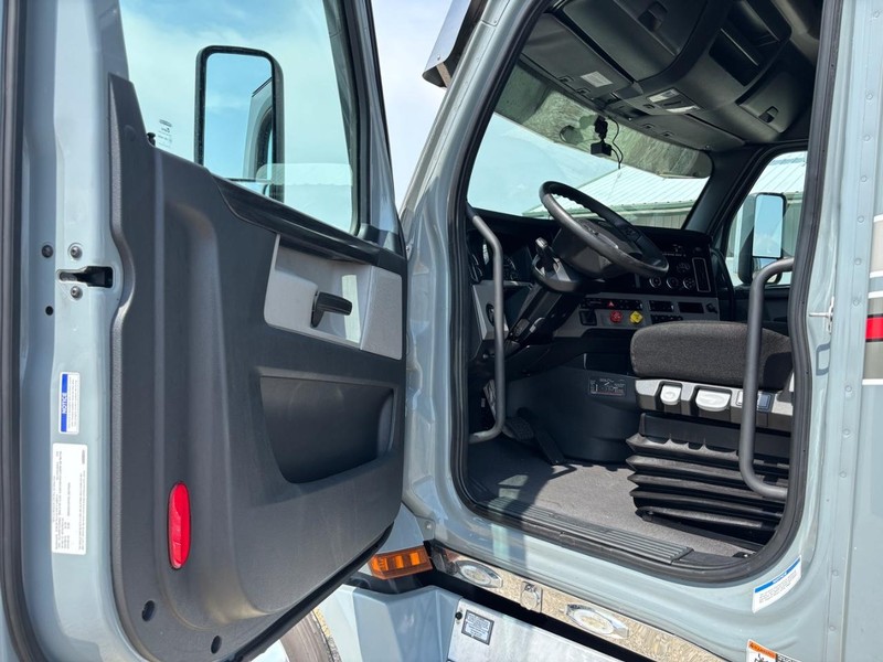 Freightliner CASCADIA Vehicle Full-screen Gallery Image 10