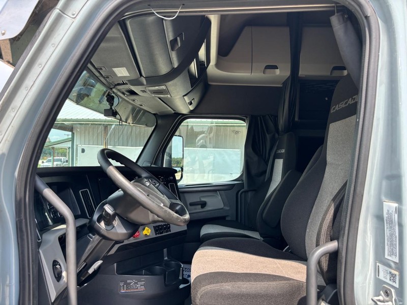 Freightliner CASCADIA Vehicle Full-screen Gallery Image 11