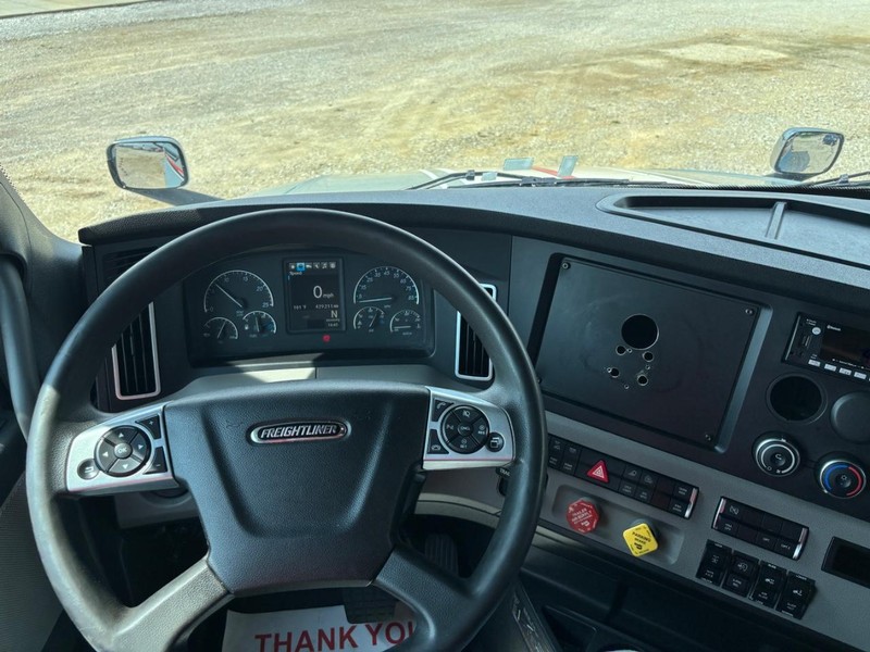 Freightliner CASCADIA Vehicle Full-screen Gallery Image 12