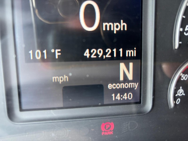 Freightliner CASCADIA Vehicle Full-screen Gallery Image 13