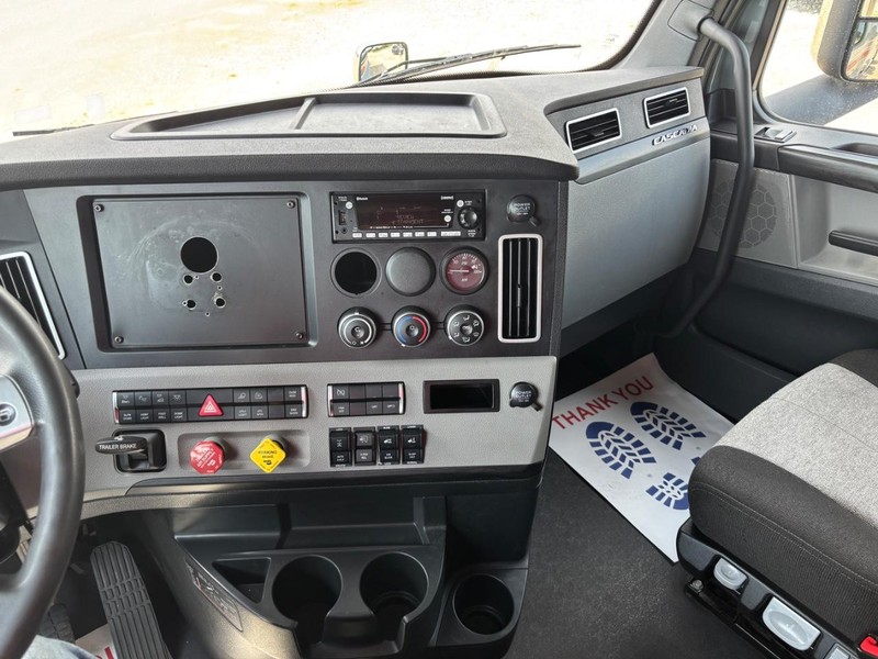 Freightliner CASCADIA Vehicle Full-screen Gallery Image 14