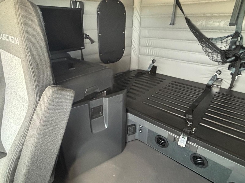 Freightliner CASCADIA Vehicle Full-screen Gallery Image 15