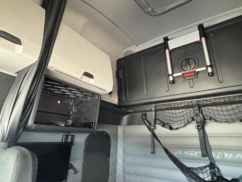 Freightliner CASCADIA Vehicle Full-screen Gallery Image 16