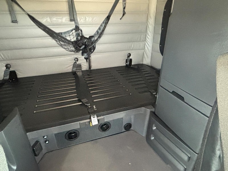 Freightliner CASCADIA Vehicle Full-screen Gallery Image 17