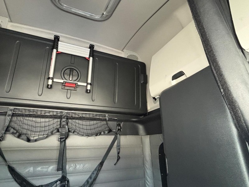 Freightliner CASCADIA Vehicle Full-screen Gallery Image 18