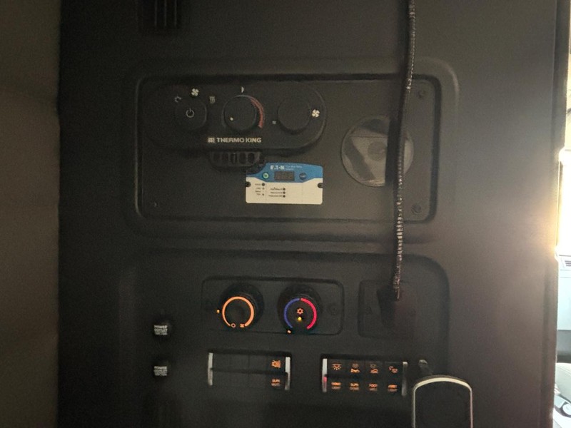 Freightliner CASCADIA Vehicle Full-screen Gallery Image 19