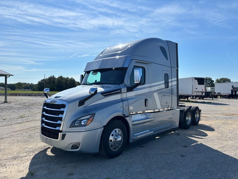 Freightliner CASCADIA Vehicle Full-screen Gallery Image 02
